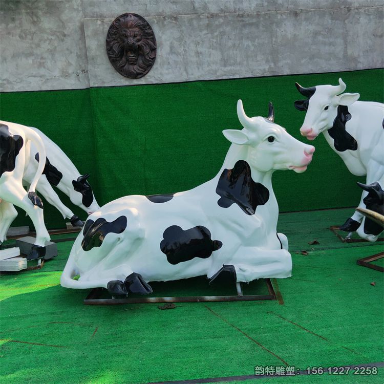 大型仿真奶牛雕塑，玻璃鋼仿真動物雕塑廠家